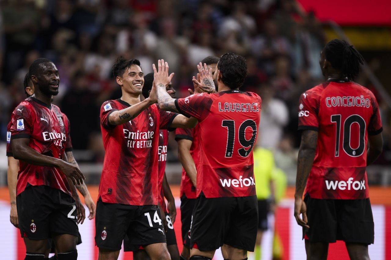 Gestul superb făcut de AC Milan! Fotbaliștii au purtat numele de familie a mamei lor pe spate_16