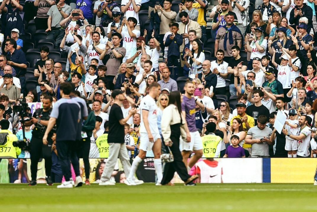 Partenera lui Radu Drăgușin, în centrul atenției după meciul lui Tottenham. Cum a fost surprinsă frumoasa brunetă _2