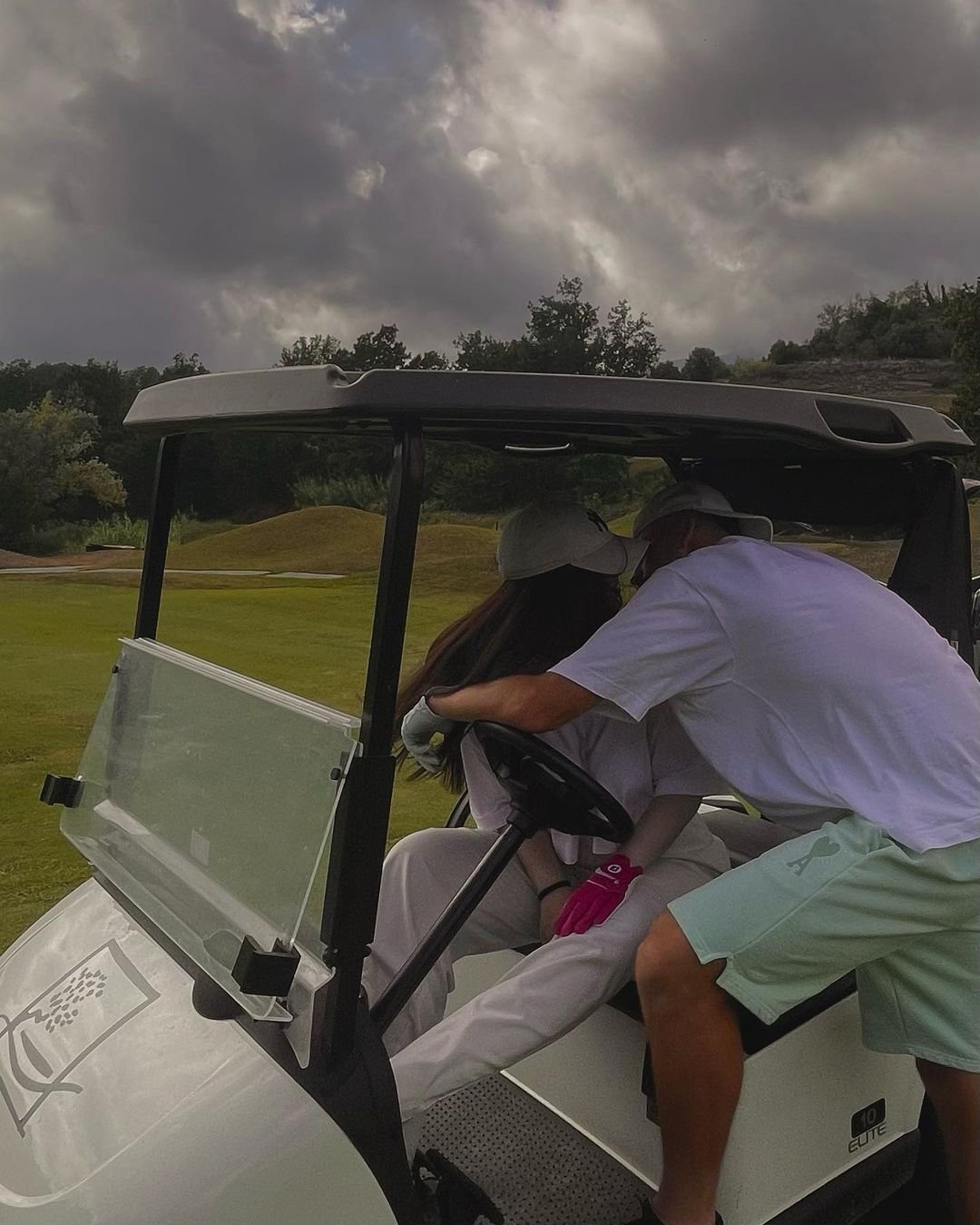 Partenera lui Radu Drăgușin, în centrul atenției după meciul lui Tottenham. Cum a fost surprinsă frumoasa brunetă _61