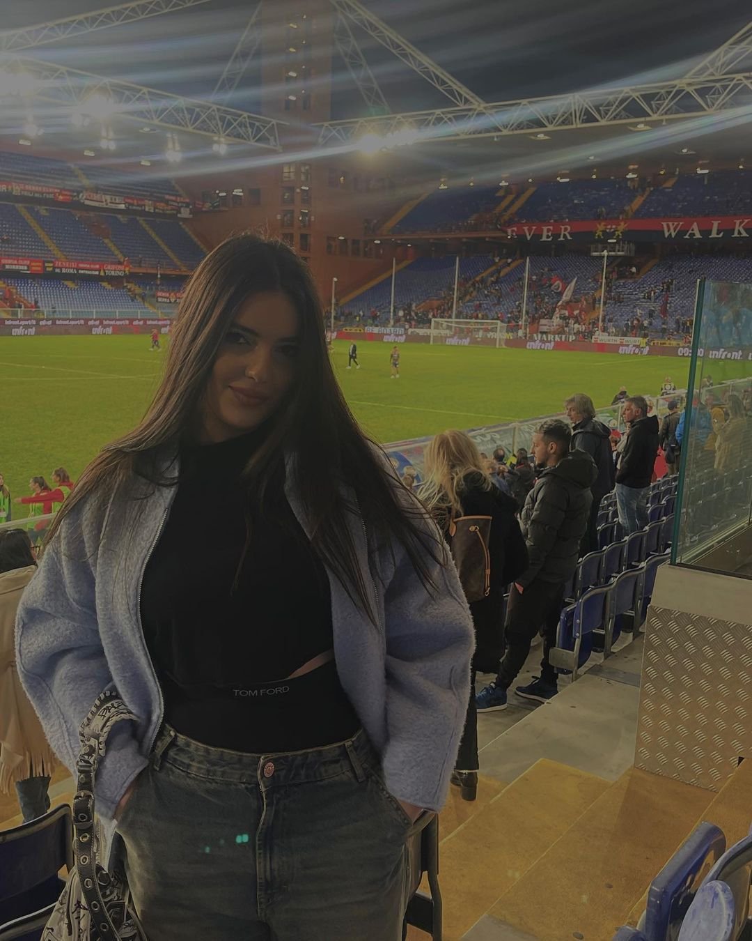 Partenera lui Radu Drăgușin, în centrul atenției după meciul lui Tottenham. Cum a fost surprinsă frumoasa brunetă _62