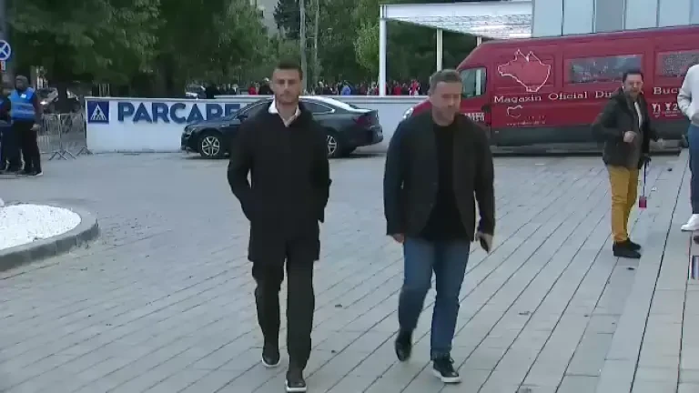 Andrei Nicolescu, certat de fani &icirc;naintea meciului cu UTA Arad (12/05/2024)