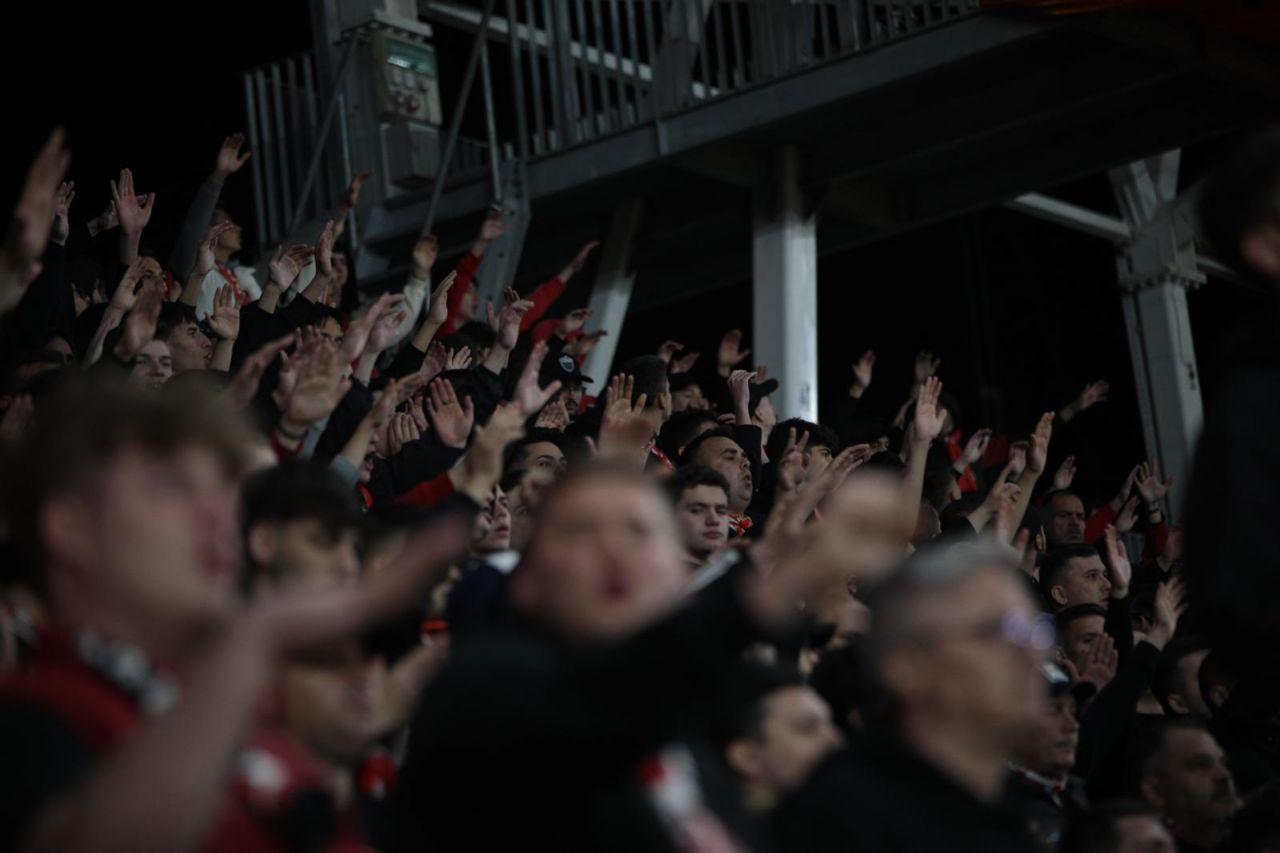 Câți spectatori sunt în tribune la partida Dinamo - UTA Arad_6