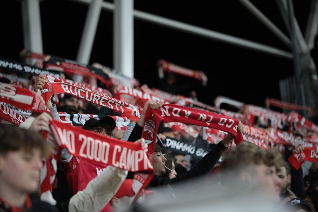 Câți spectatori sunt în tribune la partida Dinamo - UTA Arad_7