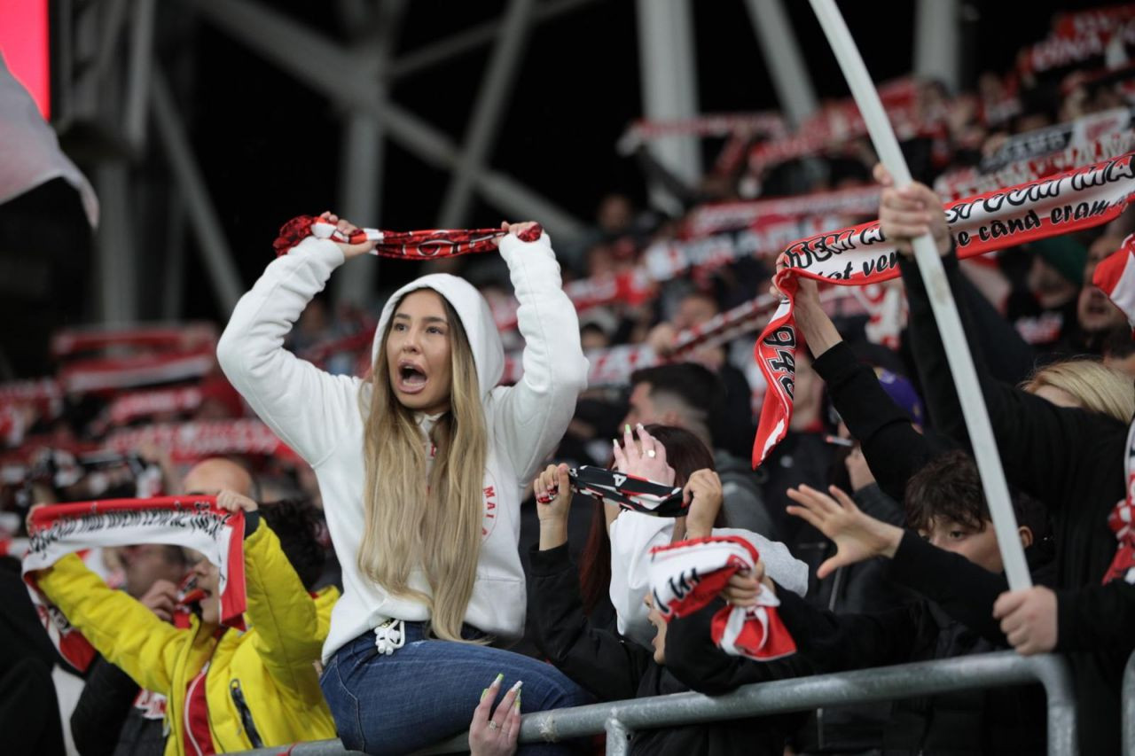 Câți spectatori sunt în tribune la partida Dinamo - UTA Arad_8