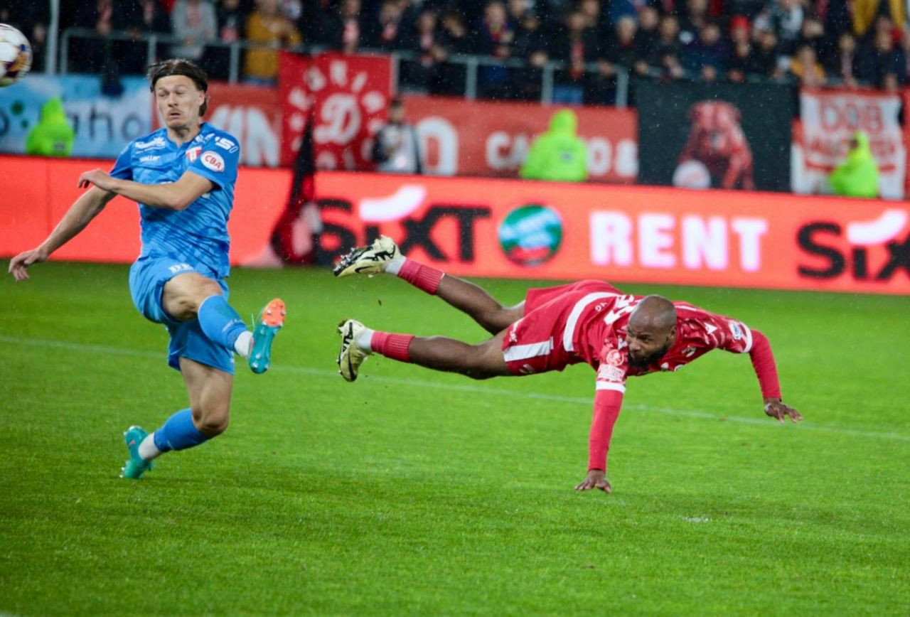 Câți spectatori sunt în tribune la partida Dinamo - UTA Arad_9