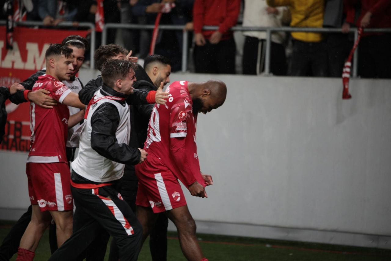 Câți spectatori sunt în tribune la partida Dinamo - UTA Arad_10