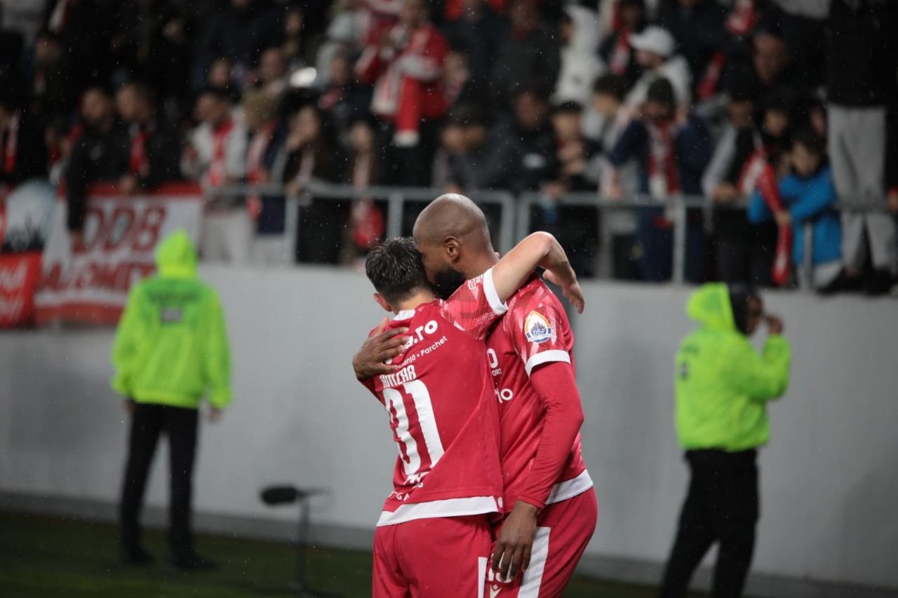 Câți spectatori sunt în tribune la partida Dinamo - UTA Arad_11