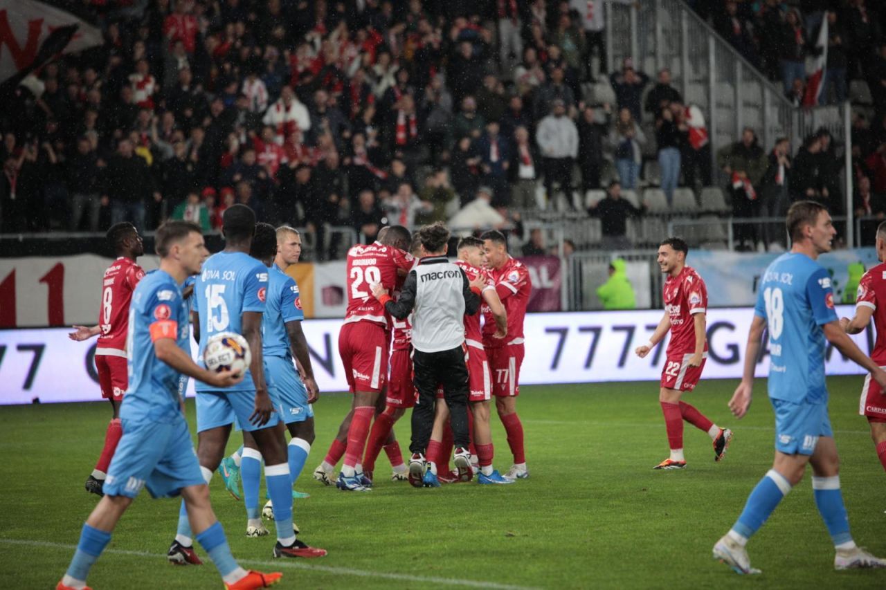 Câți spectatori sunt în tribune la partida Dinamo - UTA Arad_12
