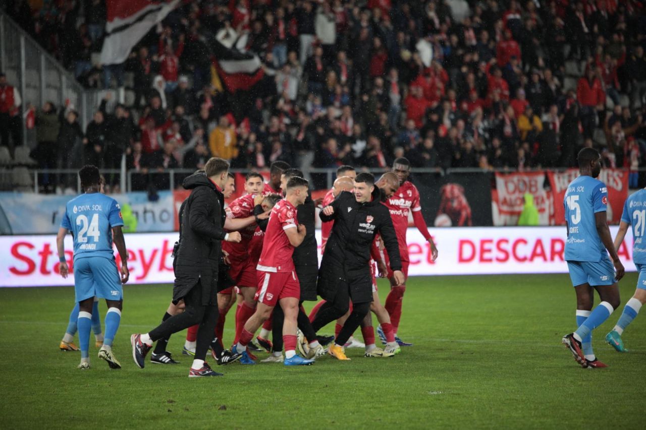 Câți spectatori sunt în tribune la partida Dinamo - UTA Arad_13