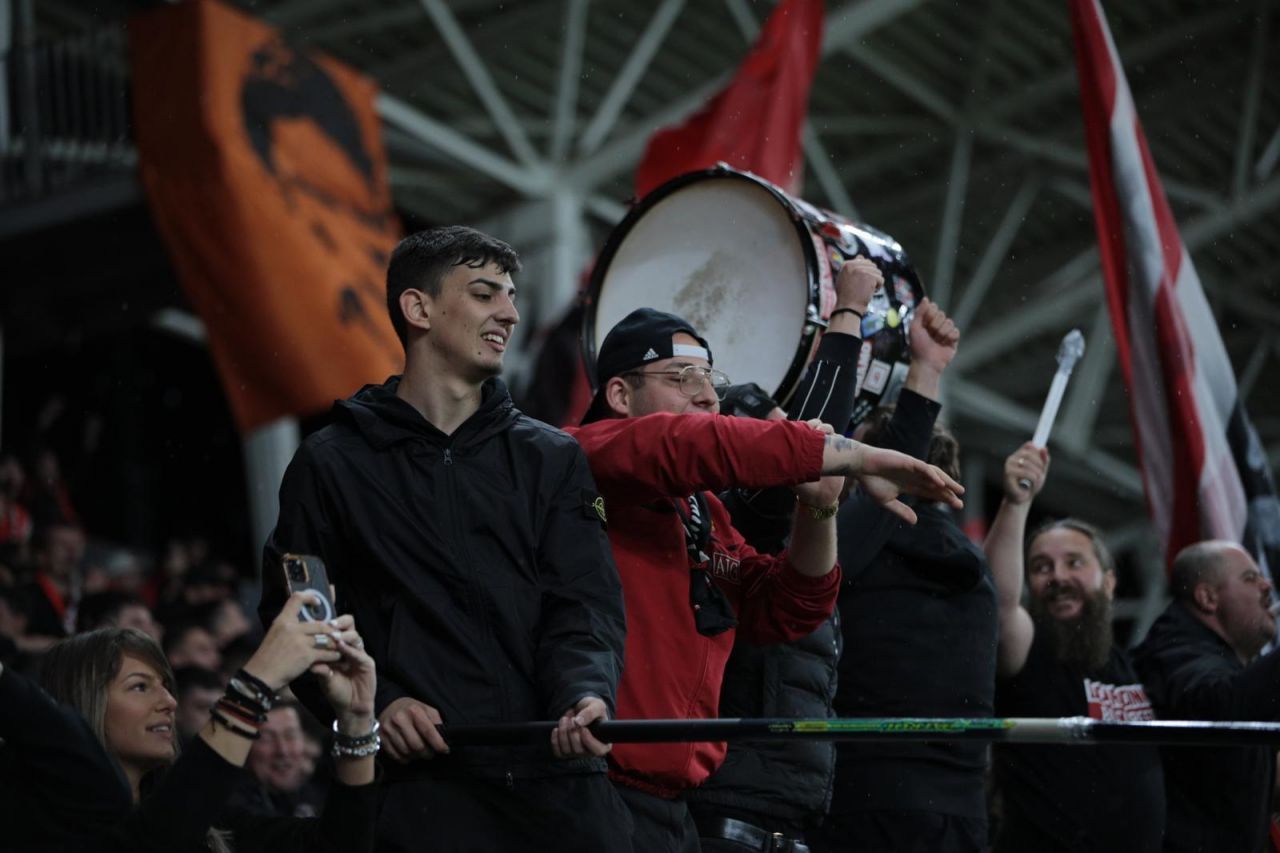 Câți spectatori sunt în tribune la partida Dinamo - UTA Arad_14