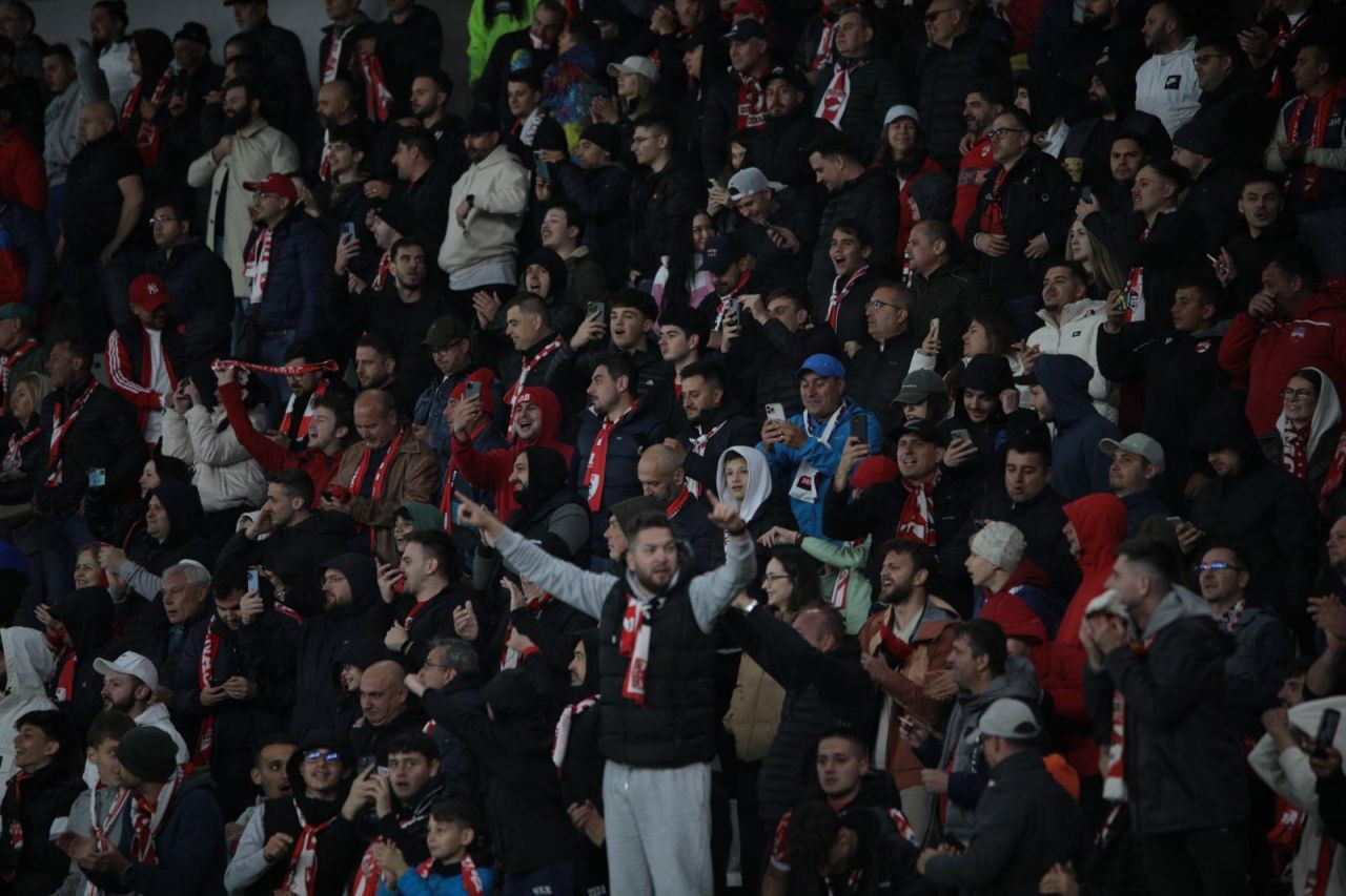 Câți spectatori sunt în tribune la partida Dinamo - UTA Arad_15