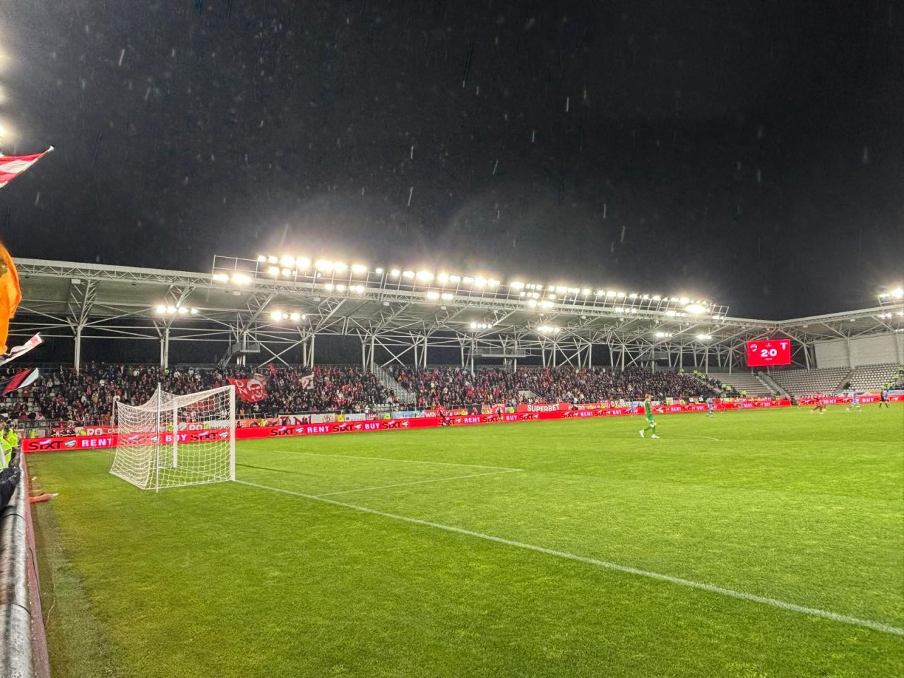 Câți spectatori sunt în tribune la partida Dinamo - UTA Arad_16