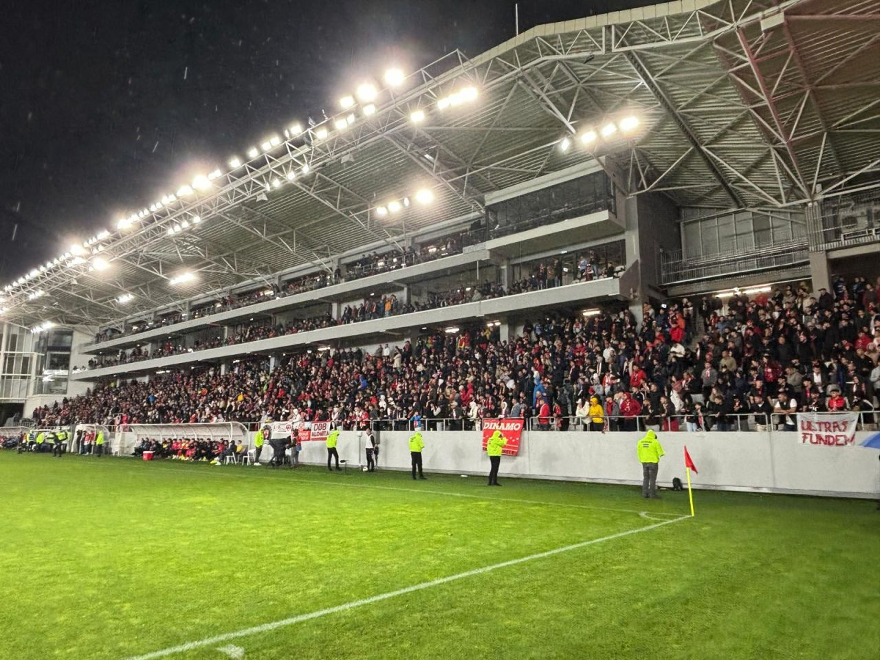 Câți spectatori sunt în tribune la partida Dinamo - UTA Arad_17