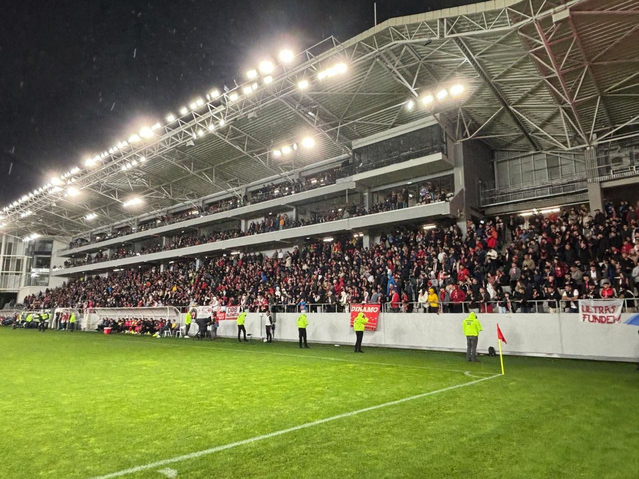 Câți spectatori sunt în tribune la partida Dinamo - UTA Arad_17