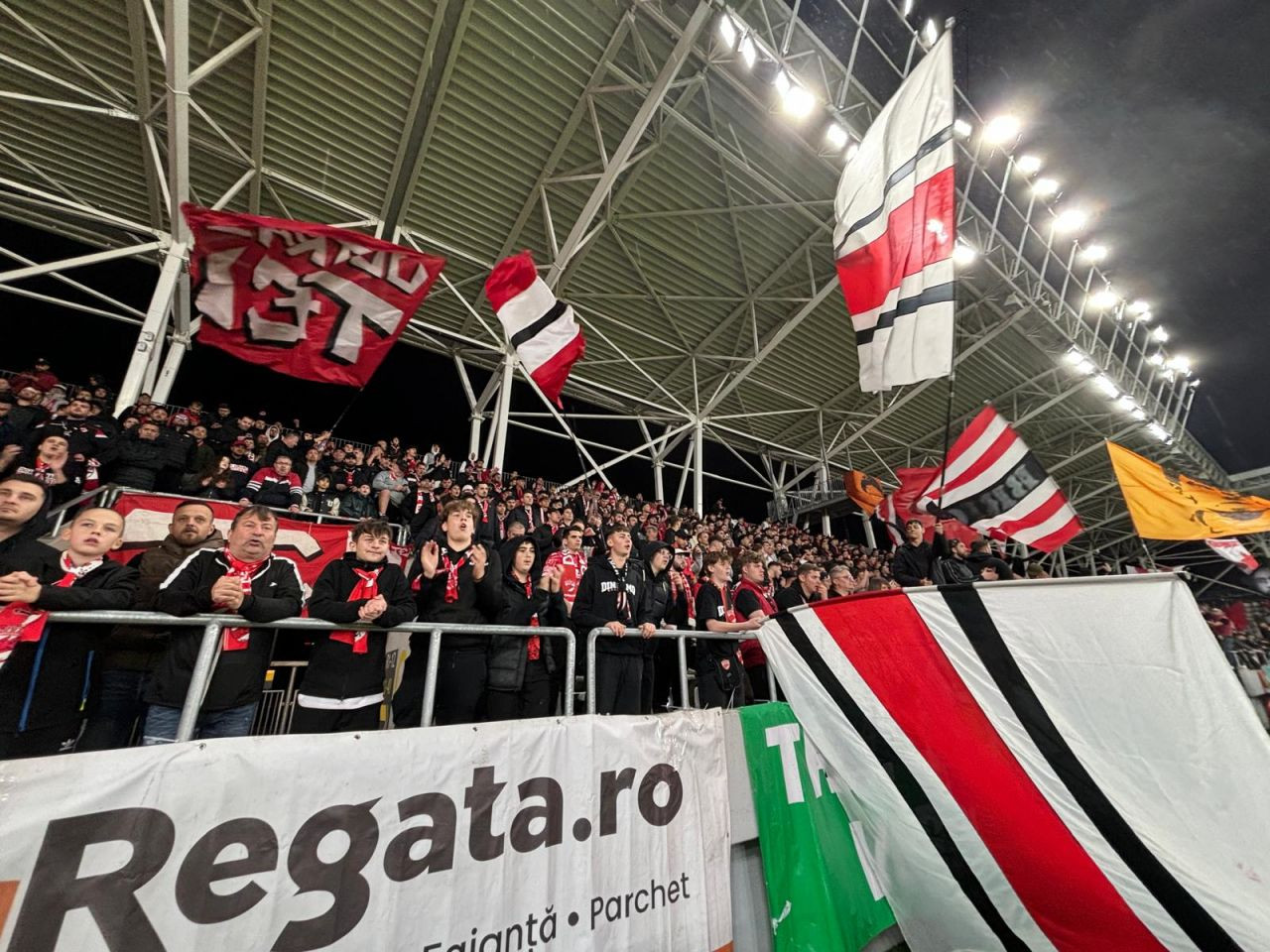 Câți spectatori sunt în tribune la partida Dinamo - UTA Arad_18