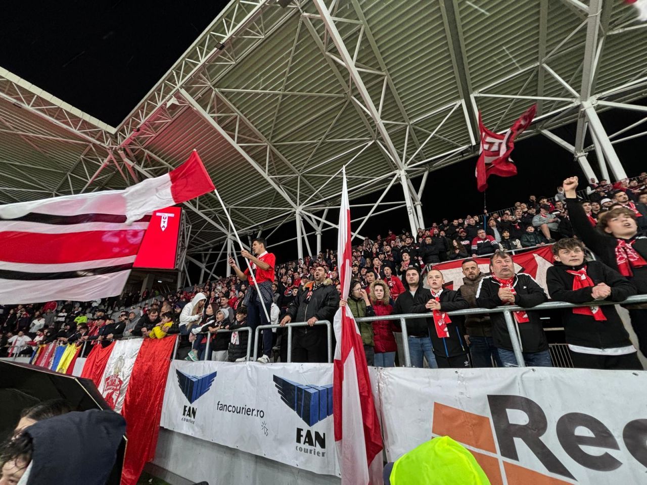 Câți spectatori sunt în tribune la partida Dinamo - UTA Arad_19