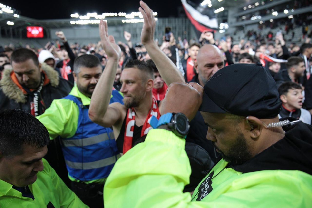 Pierdere pentru Dinamo &icirc;n primul meci din barajul pentru menținerea &icirc;n Liga 1. &Icirc;mi pare rău că am luat roșu