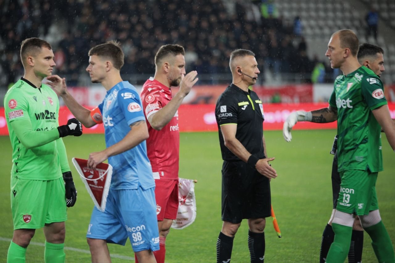 Căpitanul Patriche a fost eliminat de pe teren, dar a fost tratat ca un erou de fanii lui Dinamo! _4