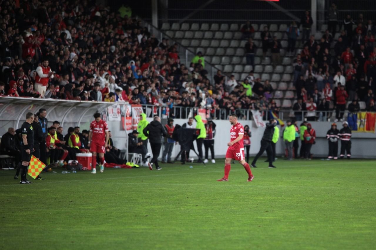 Căpitanul Patriche a fost eliminat de pe teren, dar a fost tratat ca un erou de fanii lui Dinamo! _9