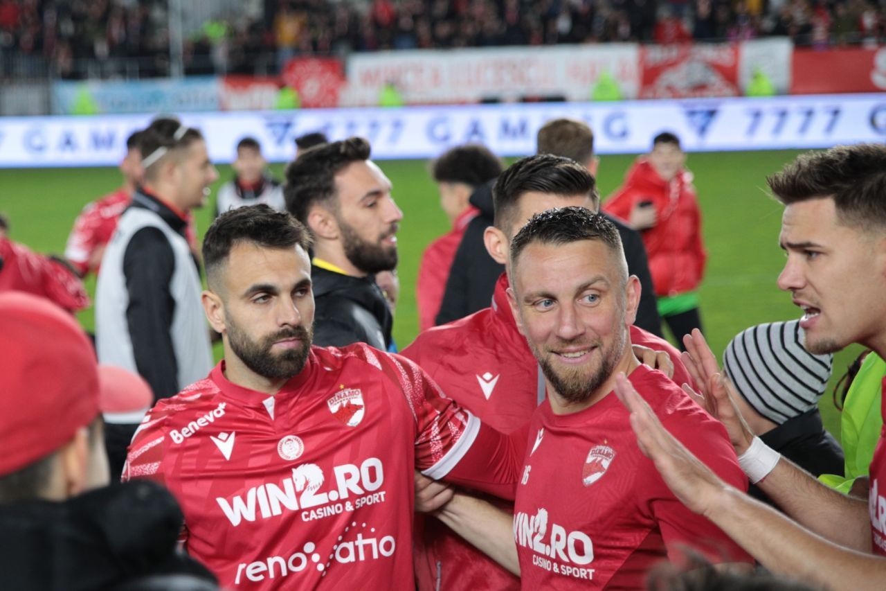 Căpitanul Patriche a fost eliminat de pe teren, dar a fost tratat ca un erou de fanii lui Dinamo! _10