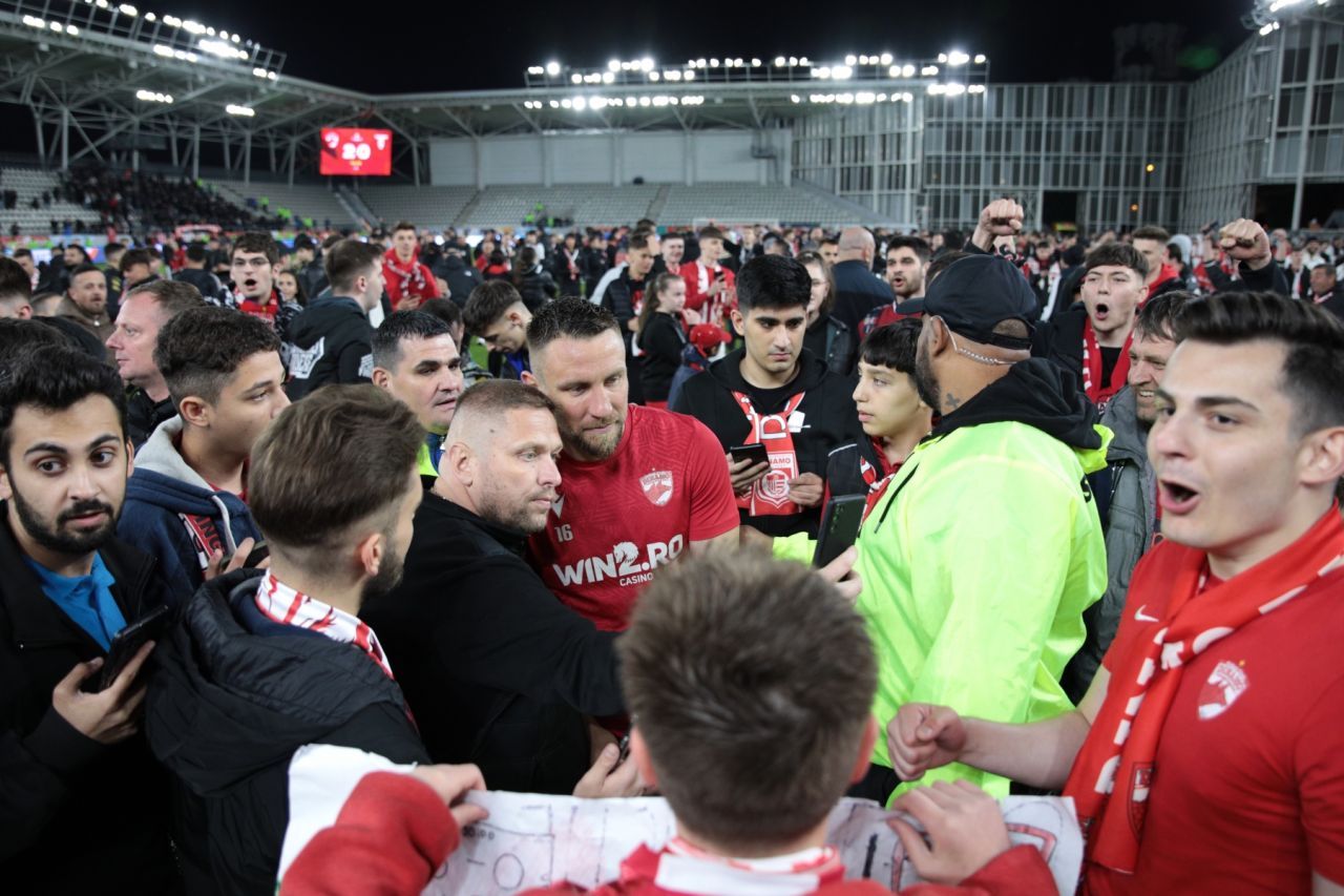 Căpitanul Patriche a fost eliminat de pe teren, dar a fost tratat ca un erou de fanii lui Dinamo! _12