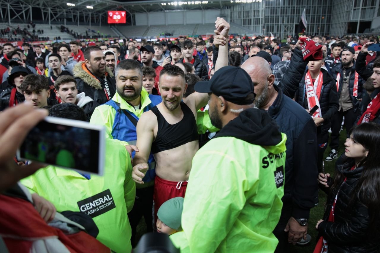 Căpitanul Patriche a fost eliminat de pe teren, dar a fost tratat ca un erou de fanii lui Dinamo! _13