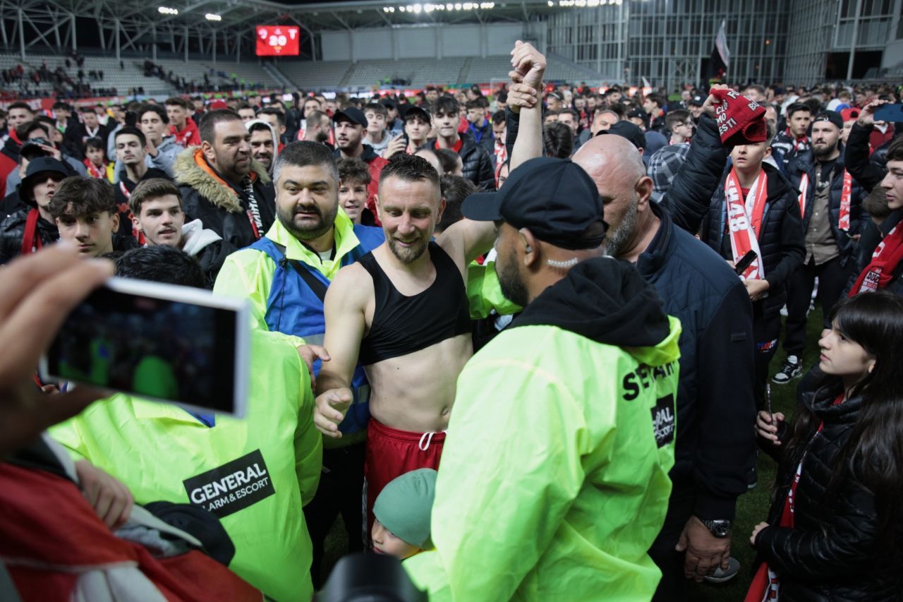 Căpitanul Patriche a fost eliminat de pe teren, dar a fost tratat ca un erou de fanii lui Dinamo! _13
