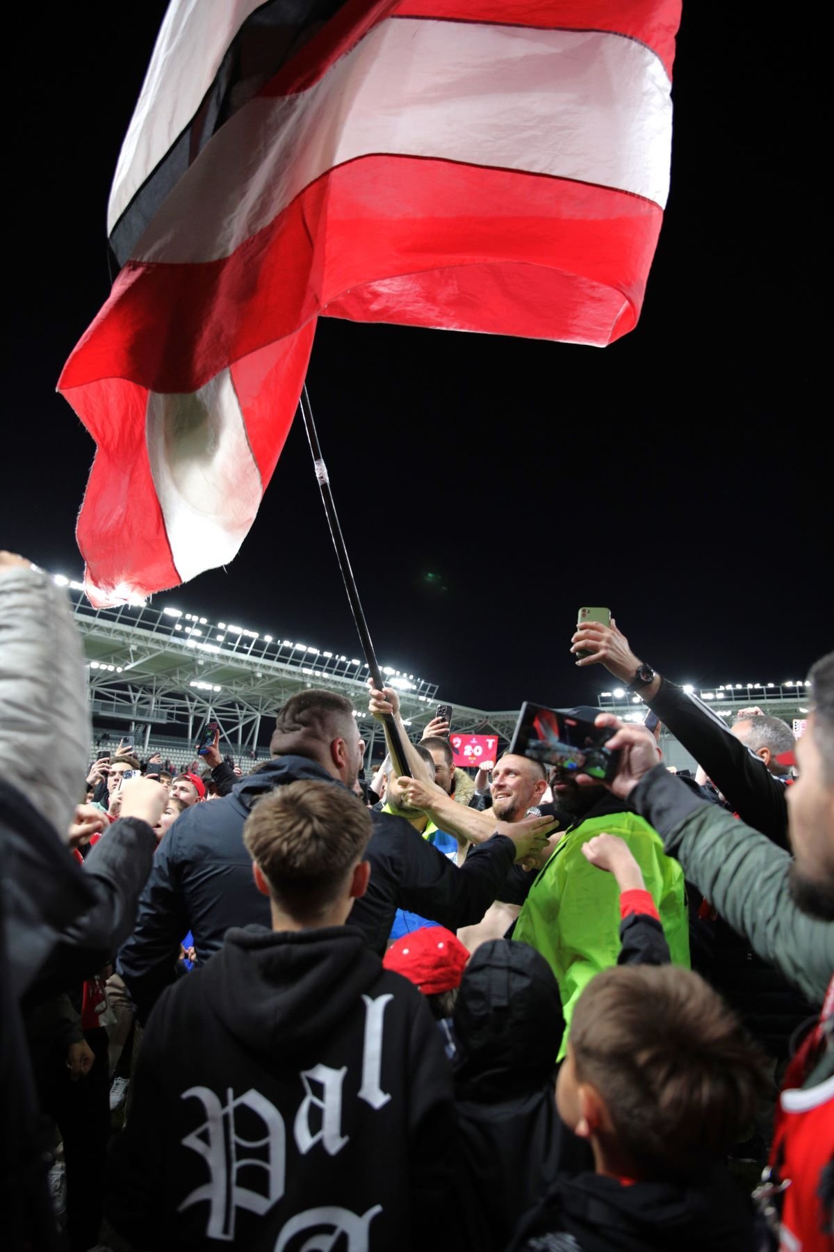 Căpitanul Patriche a fost eliminat de pe teren, dar a fost tratat ca un erou de fanii lui Dinamo! _14