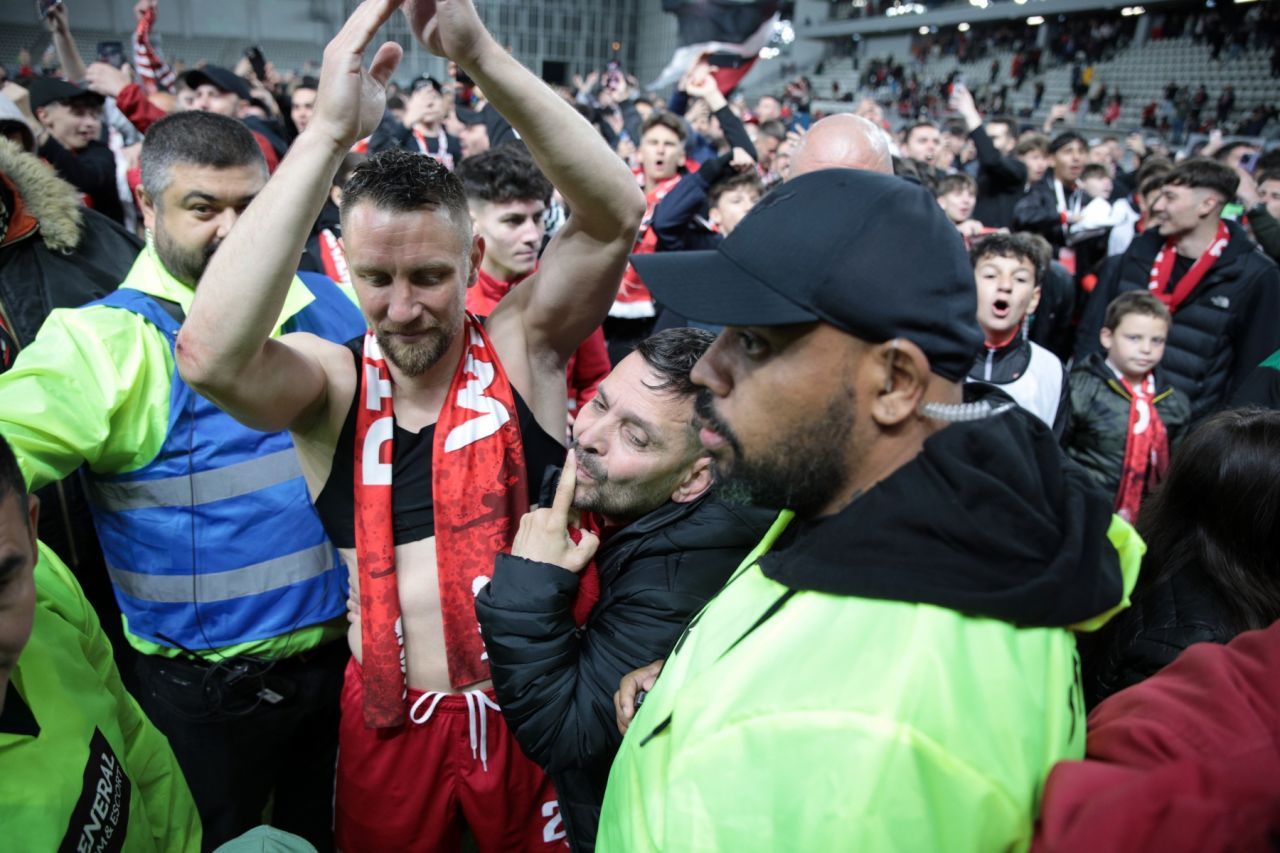 Căpitanul Patriche a fost eliminat de pe teren, dar a fost tratat ca un erou de fanii lui Dinamo! _17