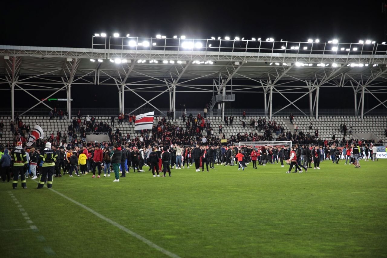 Căpitanul Patriche a fost eliminat de pe teren, dar a fost tratat ca un erou de fanii lui Dinamo! _18
