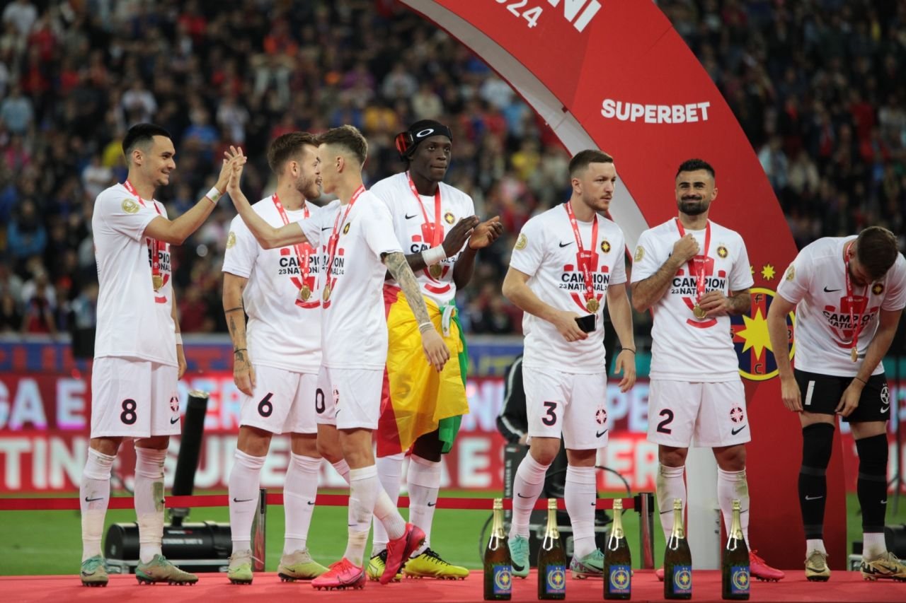 Poate apărea din nou pe piață șampania FCSB? Vinul spumant pe care Coman&co. l-au folosit ca să sărbătorească titlul de campioană_10