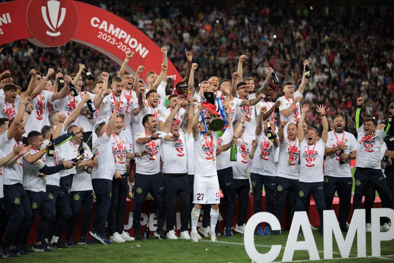 Poate apărea din nou pe piață șampania FCSB? Vinul spumant pe care Coman&co. l-au folosit ca să sărbătorească titlul de campioană_13