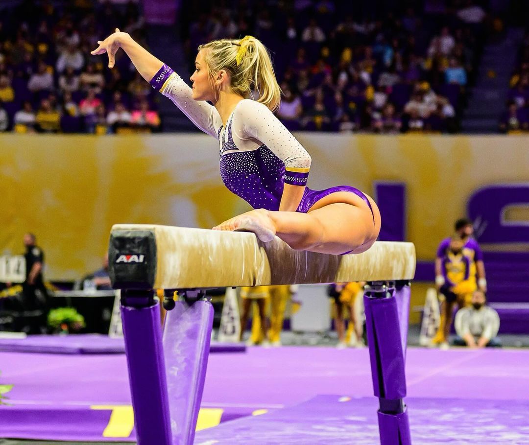 Gimnasta ajunsă milionară în euro la 18 ani scoate bani din orice! Decizia luată de frumoasa americancă_12
