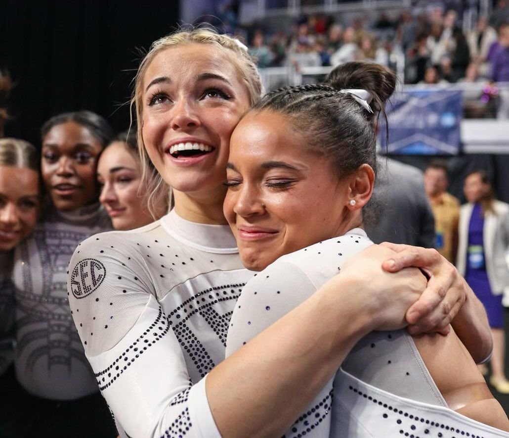 Gimnasta ajunsă milionară în euro la 18 ani scoate bani din orice! Decizia luată de frumoasa americancă_19