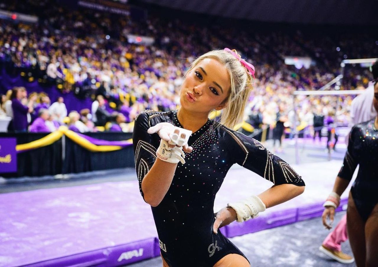 Gimnasta ajunsă milionară în euro la 18 ani scoate bani din orice! Decizia luată de frumoasa americancă_51