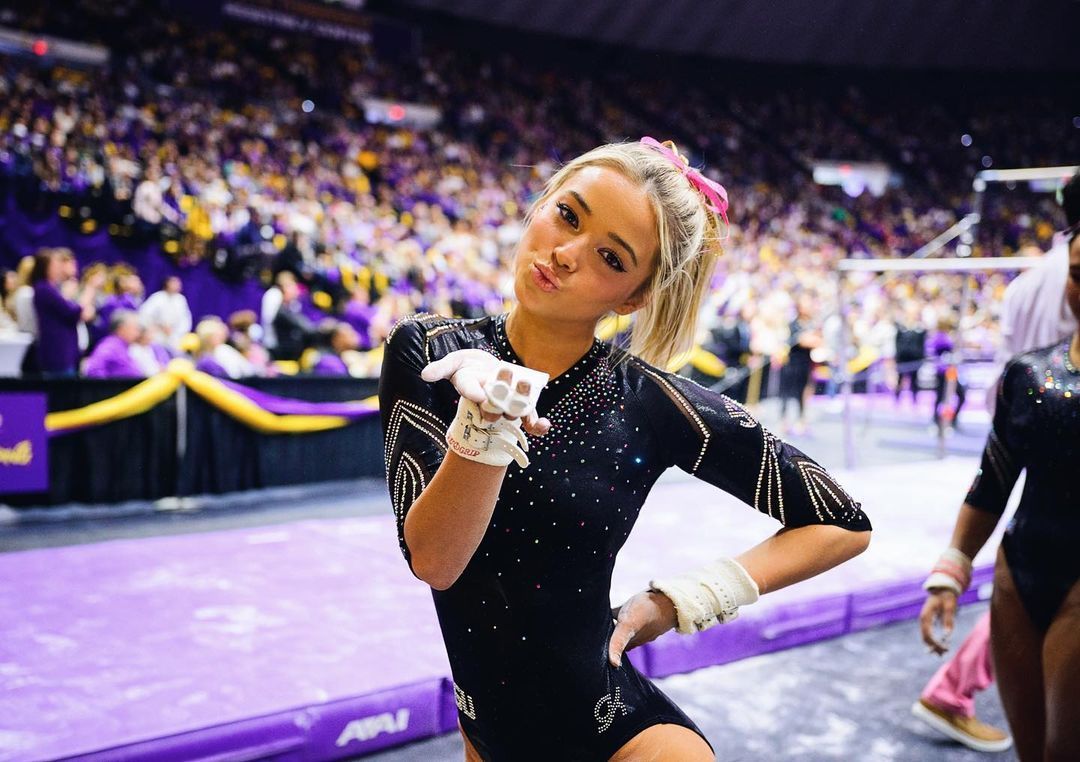 Gimnasta ajunsă milionară în euro la 18 ani scoate bani din orice! Decizia luată de frumoasa americancă_56