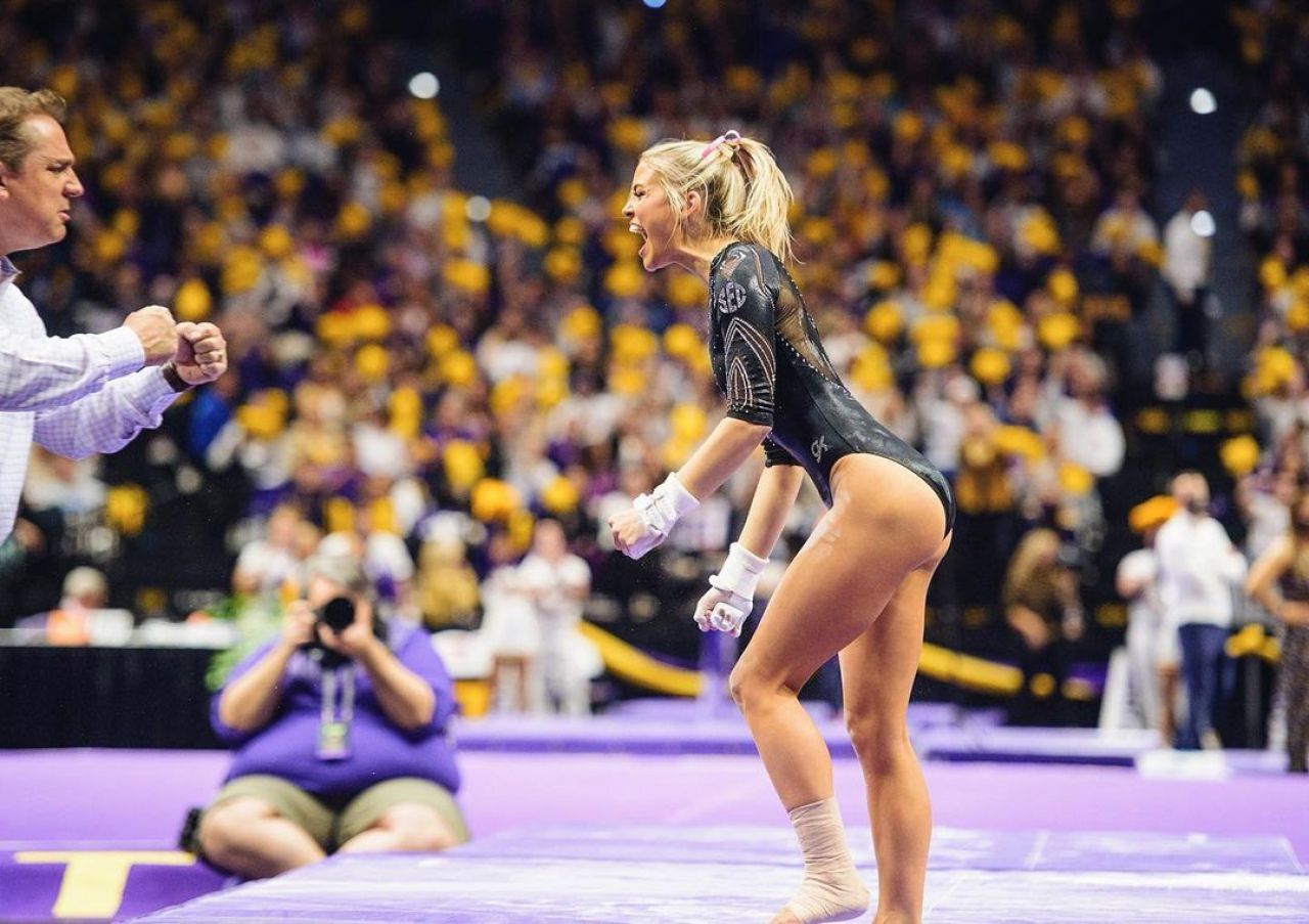Gimnasta ajunsă milionară în euro la 18 ani scoate bani din orice! Decizia luată de frumoasa americancă_52