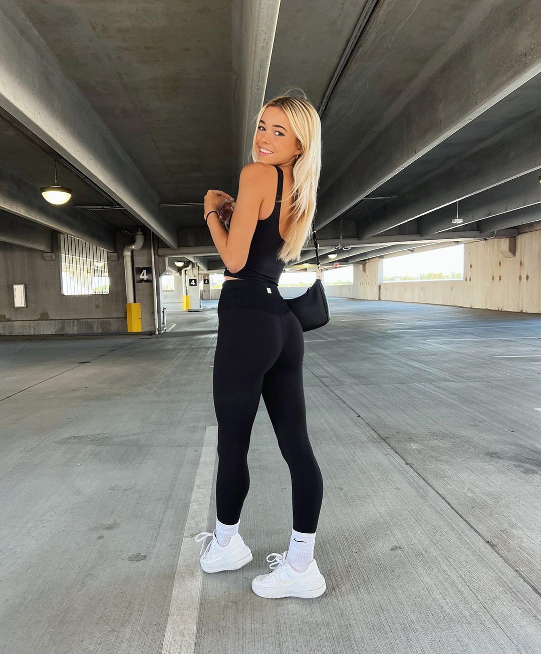 Gimnasta ajunsă milionară în euro la 18 ani scoate bani din orice! Decizia luată de frumoasa americancă_127