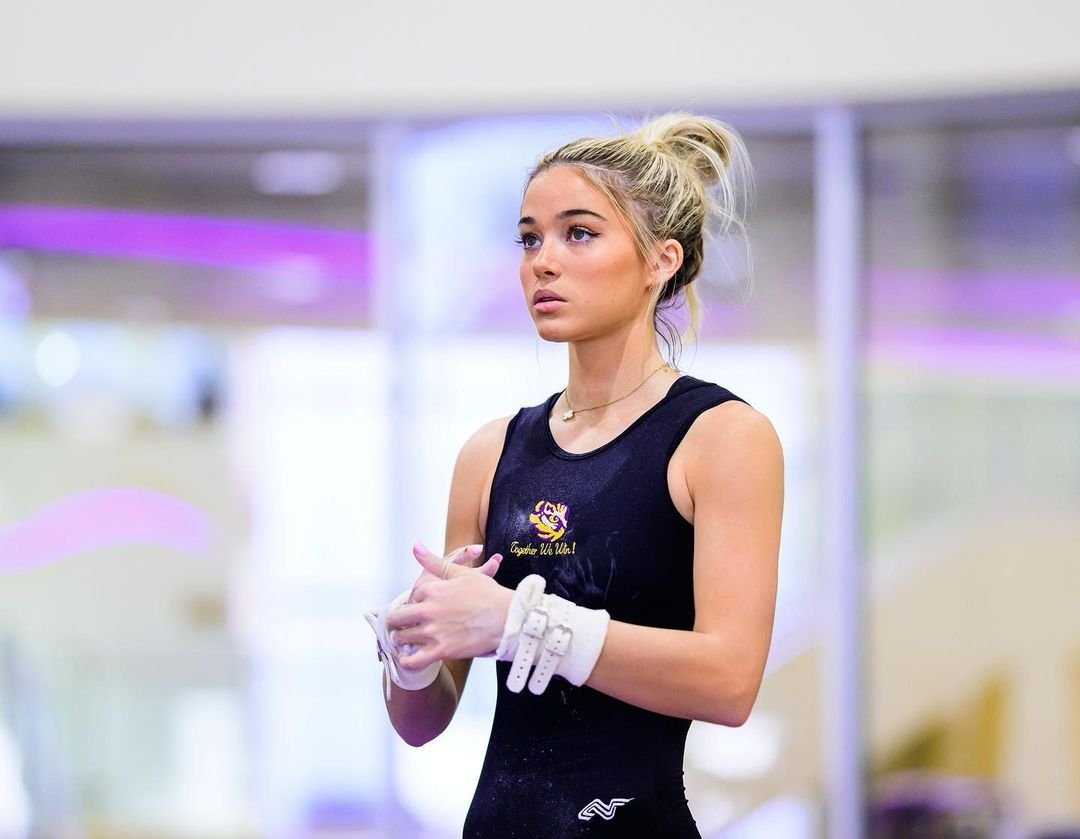 Gimnasta ajunsă milionară în euro la 18 ani scoate bani din orice! Decizia luată de frumoasa americancă_139