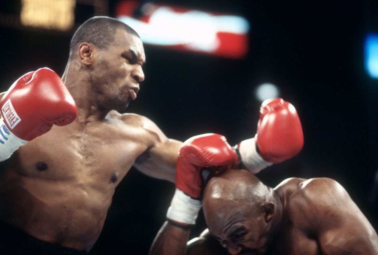 Mike Tyson, într-o formă fizică mai bună decât adversarul cu 30 de ani mai tânăr!_3
