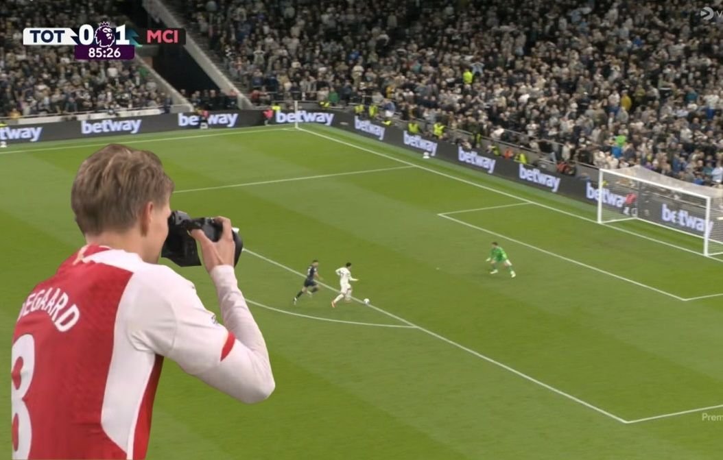 Meme-urile apărute după Tottenham - Manchester City! Radu Drăgușin a fost printre protagoniști_6