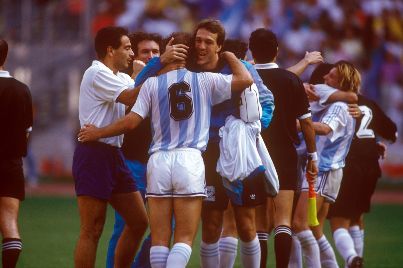 A murit fotbalistul vicecampion mondial cu Argentina care a fost adversarul României în meciul istoric din 1990!_3