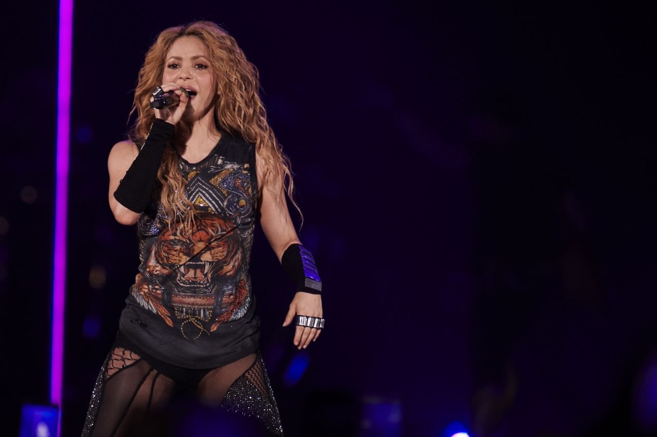 Shakira interpretează din nou melodia oficială a turneului final! 