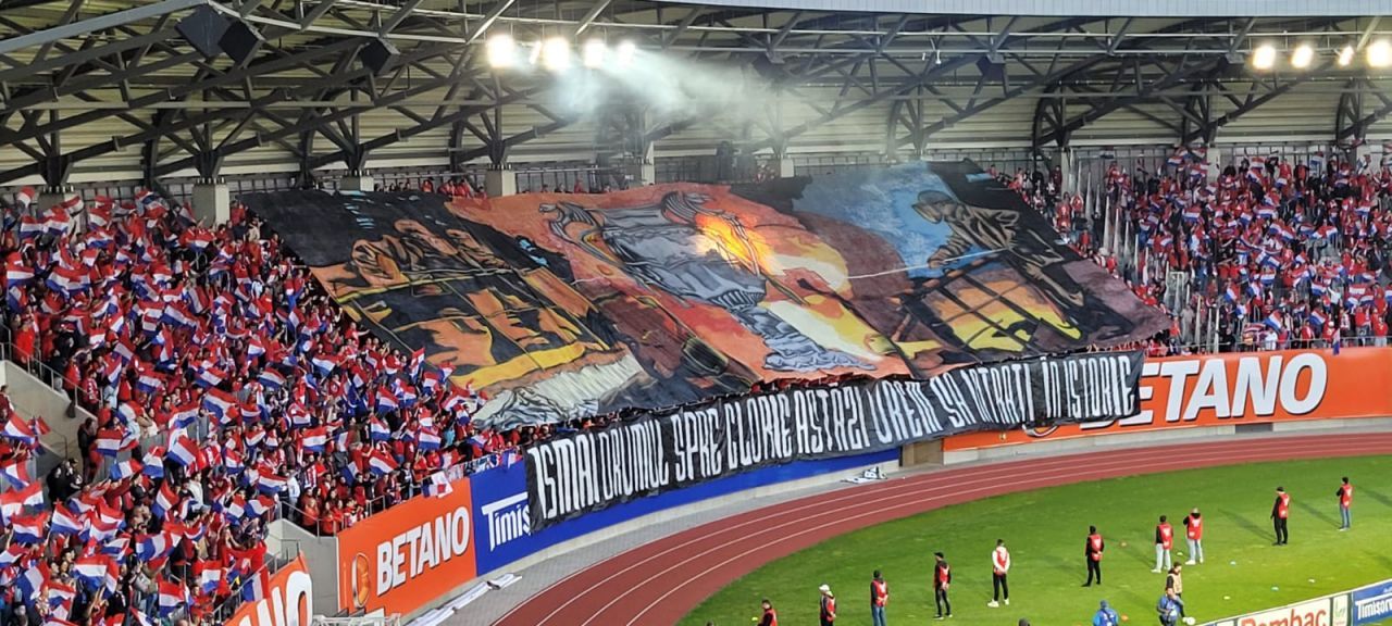 Show în tribunele stadionului din Sibiu! Ce coregrafii au pregătit fanii de la Oțelul și Corvinul_1
