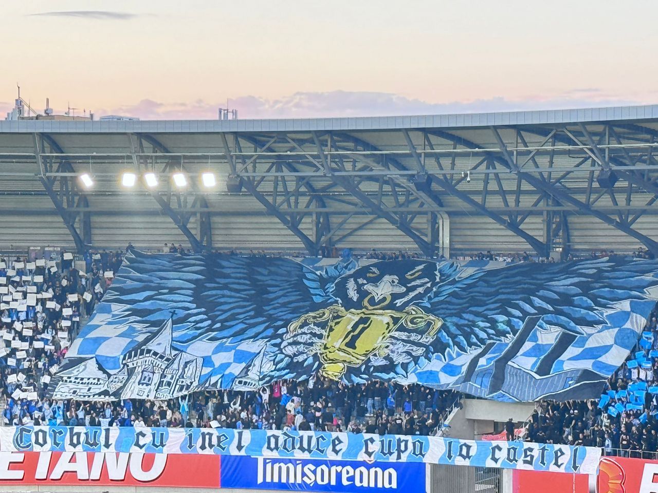 Show în tribunele stadionului din Sibiu! Ce coregrafii au pregătit fanii de la Oțelul și Corvinul_3