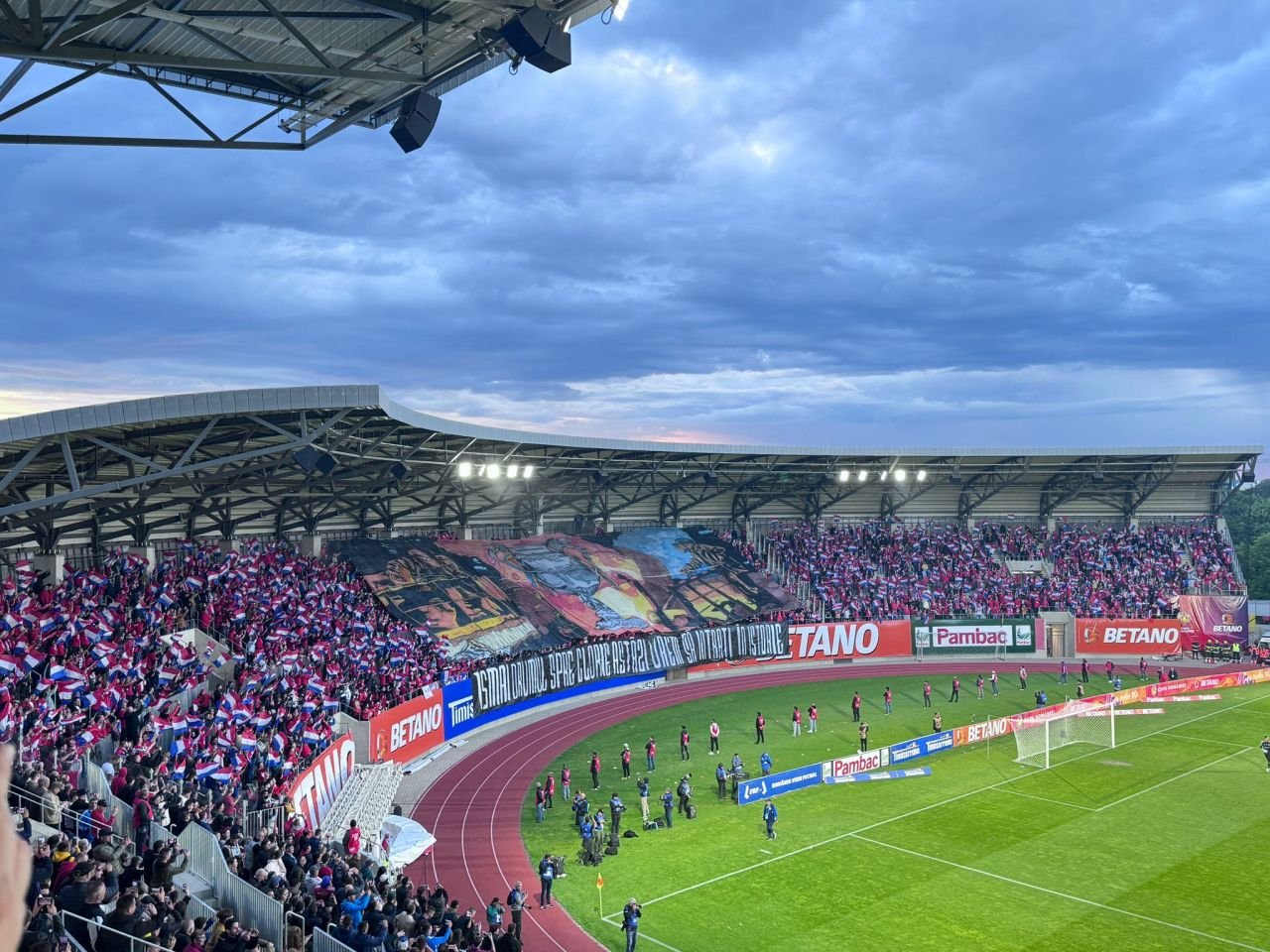 Show în tribunele stadionului din Sibiu! Ce coregrafii au pregătit fanii de la Oțelul și Corvinul_6