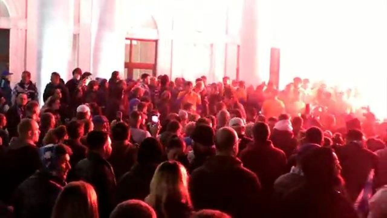 Sărbătoare la Hunedoara! Corvinul a sărbătorit la 3 dimineața alături de fani_2