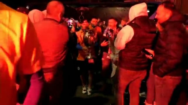 Sărbătoare la Hunedoara! Corvinul a sărbătorit la 3 dimineața alături de fani_5