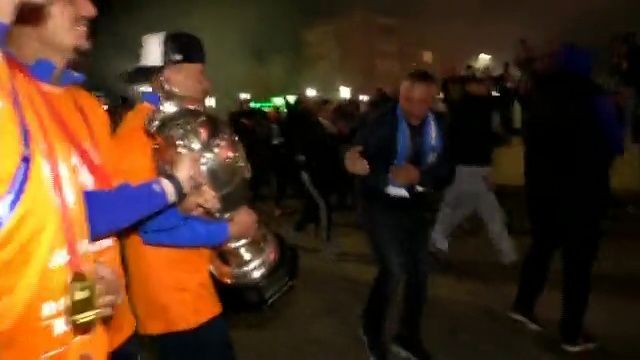 Sărbătoare la Hunedoara! Corvinul a sărbătorit la 3 dimineața alături de fani_6