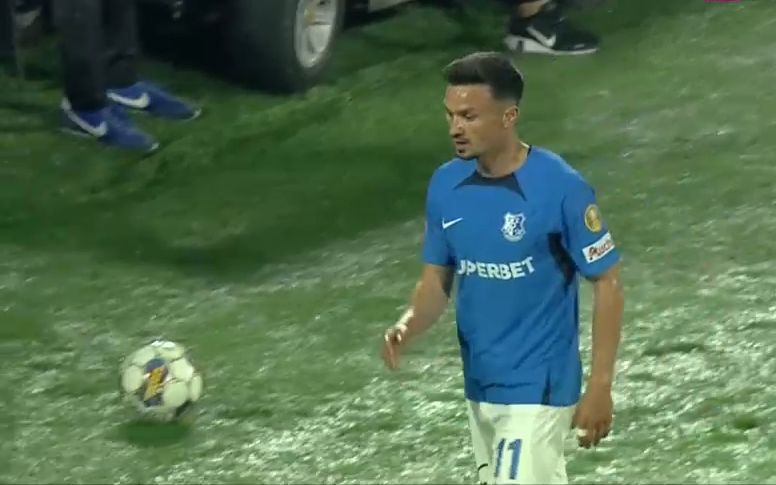 Ce moment! Cristi Ganea l-a ignorat complet pe Gică Hagi în timpul meciului CFR Cluj - Farul_12